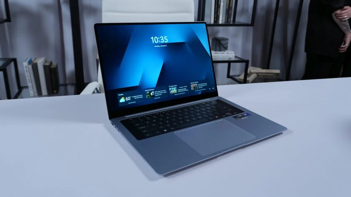 ноутбук Samsung Galaxy Book 6 на белом столе с открытым экраном