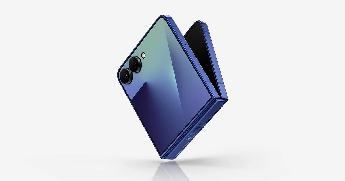 Samsung Galaxy Z Flip8 в фиолетовом цвете сбоку: двойная камера и складной механизм