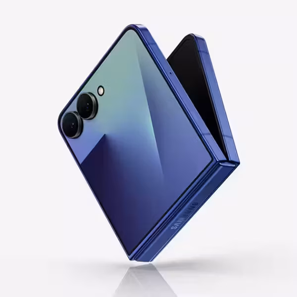Samsung Galaxy Z Flip8 в фиолетовом цвете сбоку: двойная камера и складной механизм
