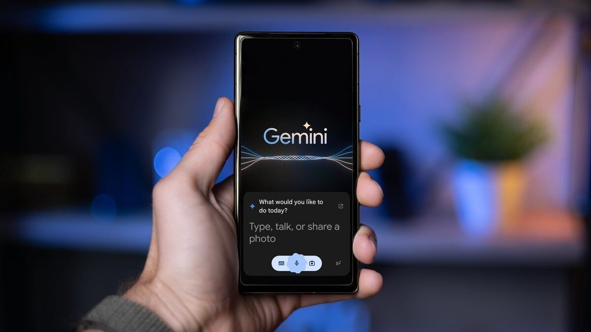 Смартфон Google с приложением Gemini и кнопкой Answer now для пропуска глубокого анализа