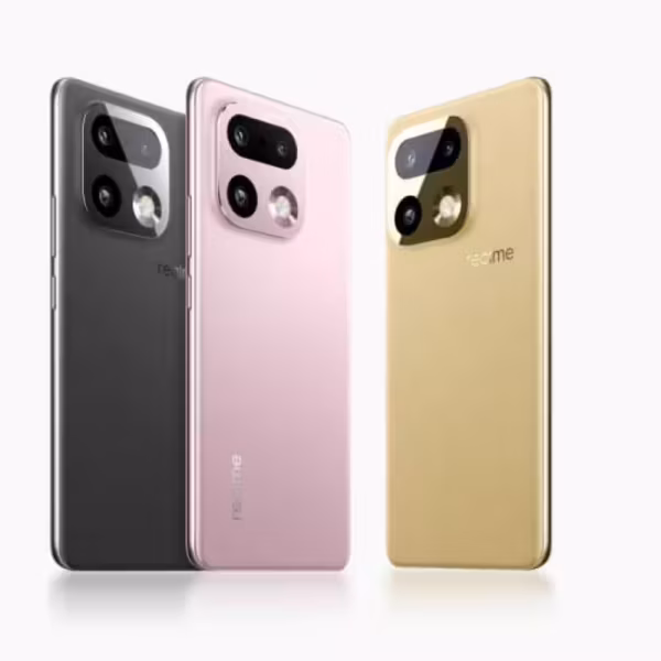 Три смартфона Realme 16 Pro+ в трех цветах, акцент на крупный модуль камеры