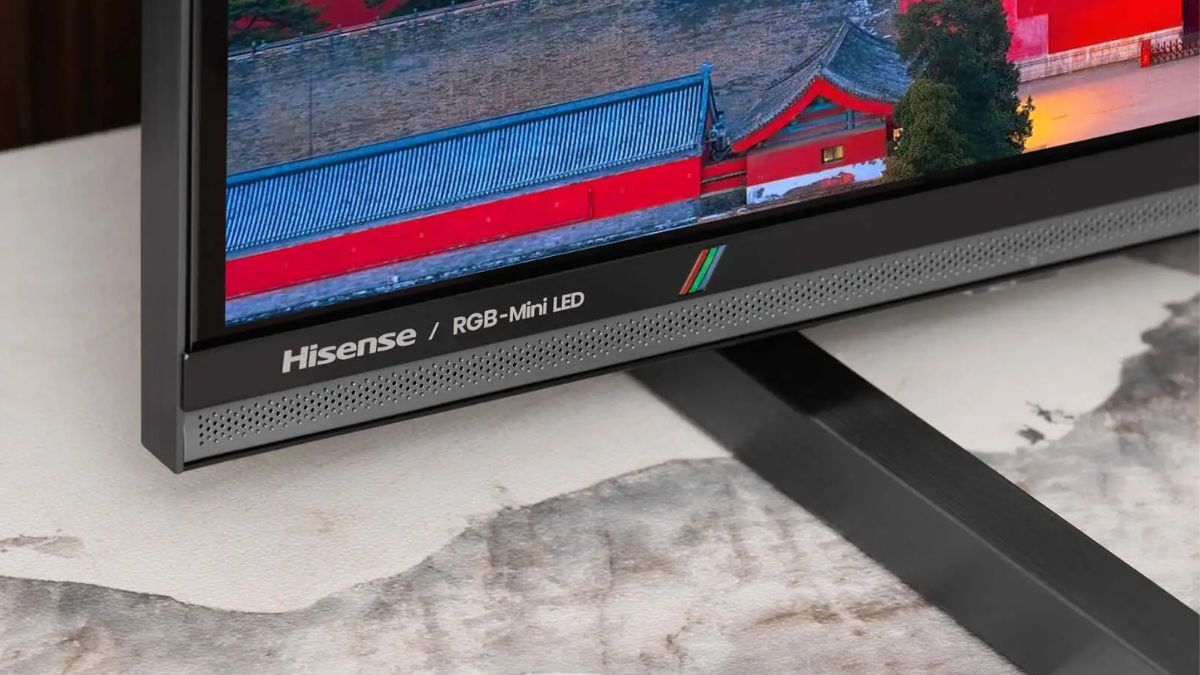 Боковой вид телевизора Hisense E8S RGB MiniLED на столе