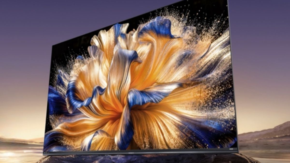 Телевизор Hisense E8S RGB MiniLED с RGB‑подсветкой и частотой 180 Гц, каменистый фон на запуске