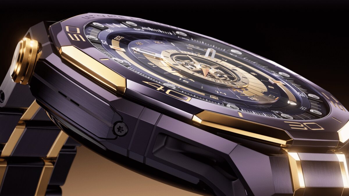 Угловой вид Huawei Watch Ultimate Design Royal Gold с циферблатом и металлическим браслетом