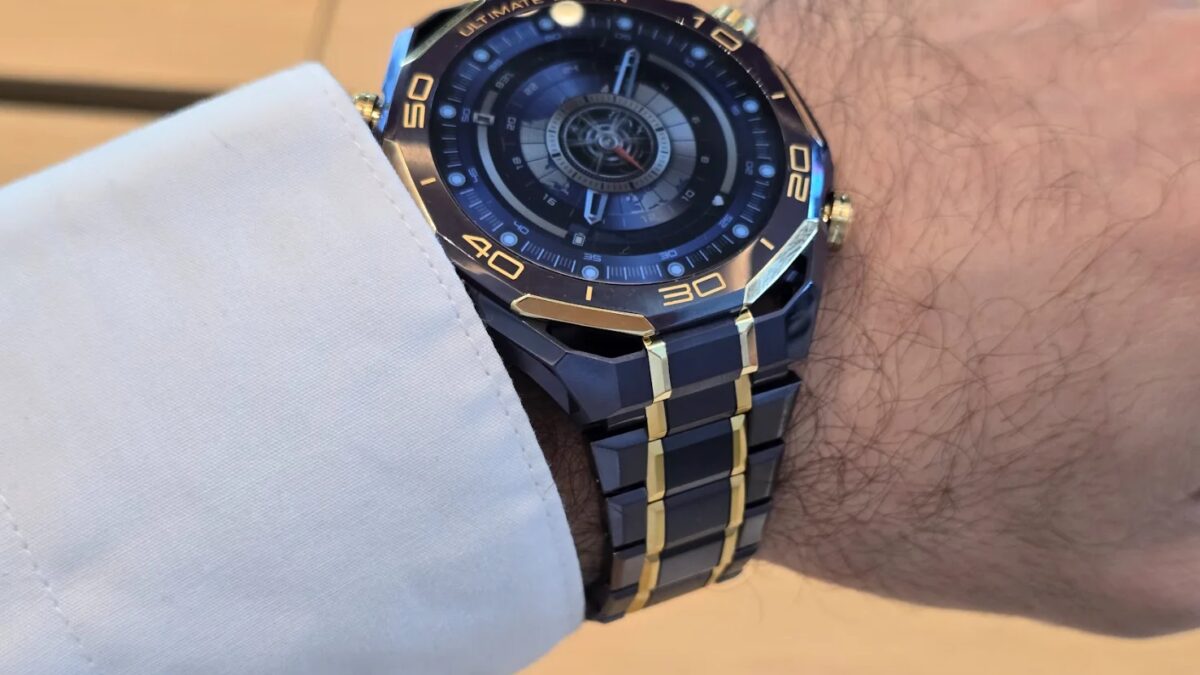 Часы Huawei Watch Ultimate Design Royal Gold на руке