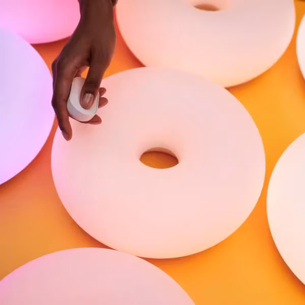 Рука держит умный светильник IKEA Varmblixt с RGB-подсветкой и поддержкой Matter