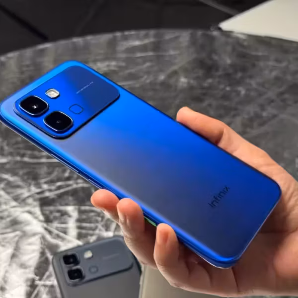 Смартфон Infinix Note Edge в синем корпусе в руке, вид сзади, показ камеры