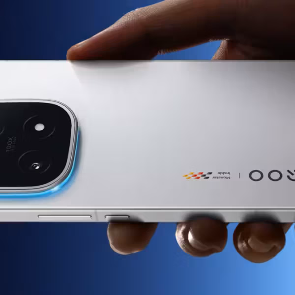 Задняя панель смартфона iQOO 15 Ultra: тройная камера ASUS iQOO и модуль подсветки