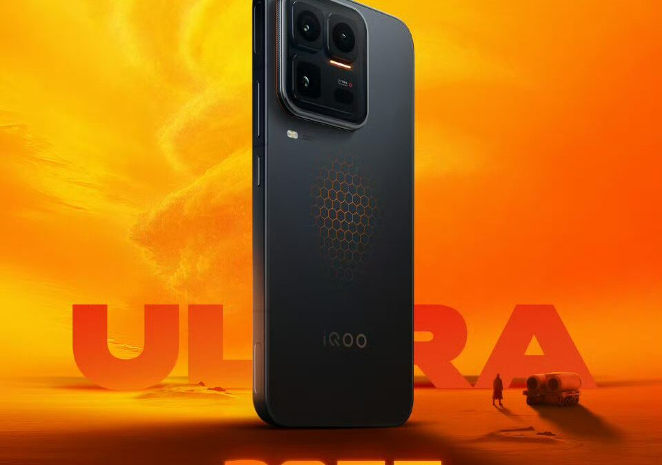Черный смартфон iQOO 15 Ultra с крупной камерой на фоне оранжевого неба