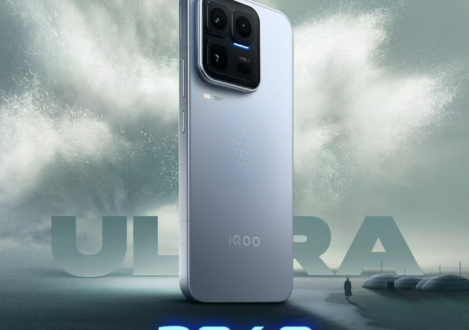 Задняя часть смартфона iQOO 15 Ultra с крупной камерой и световым акцентом