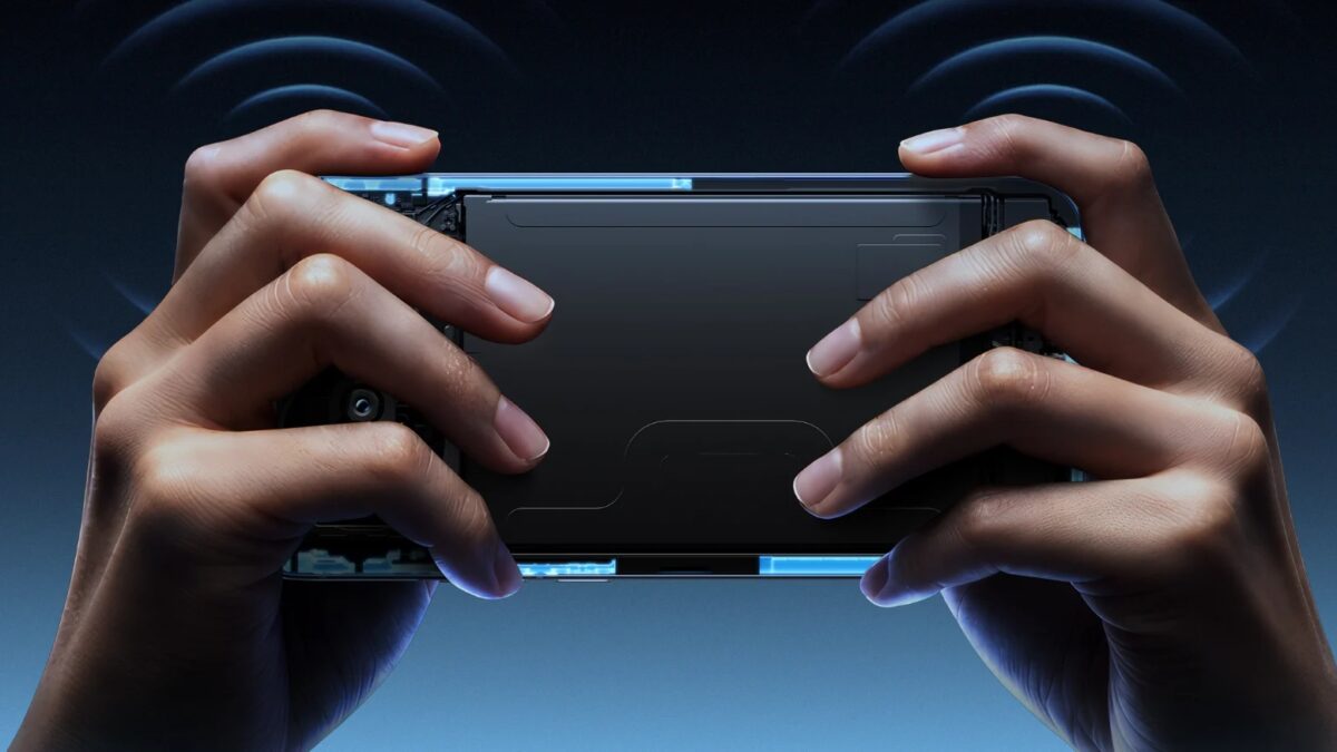 Рыжие руки держат смартфон iQOO Z11 Turbo с задней панелью