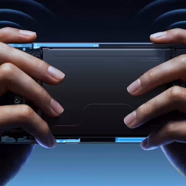 Рыжие руки держат смартфон iQOO Z11 Turbo с задней панелью