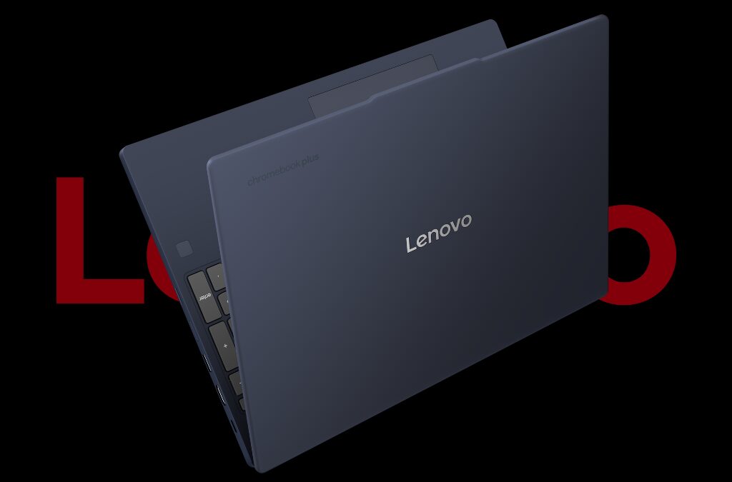 Ноутбук Lenovo Chromebook Plus i 15 с открытой крышкой на выставке CES 2026