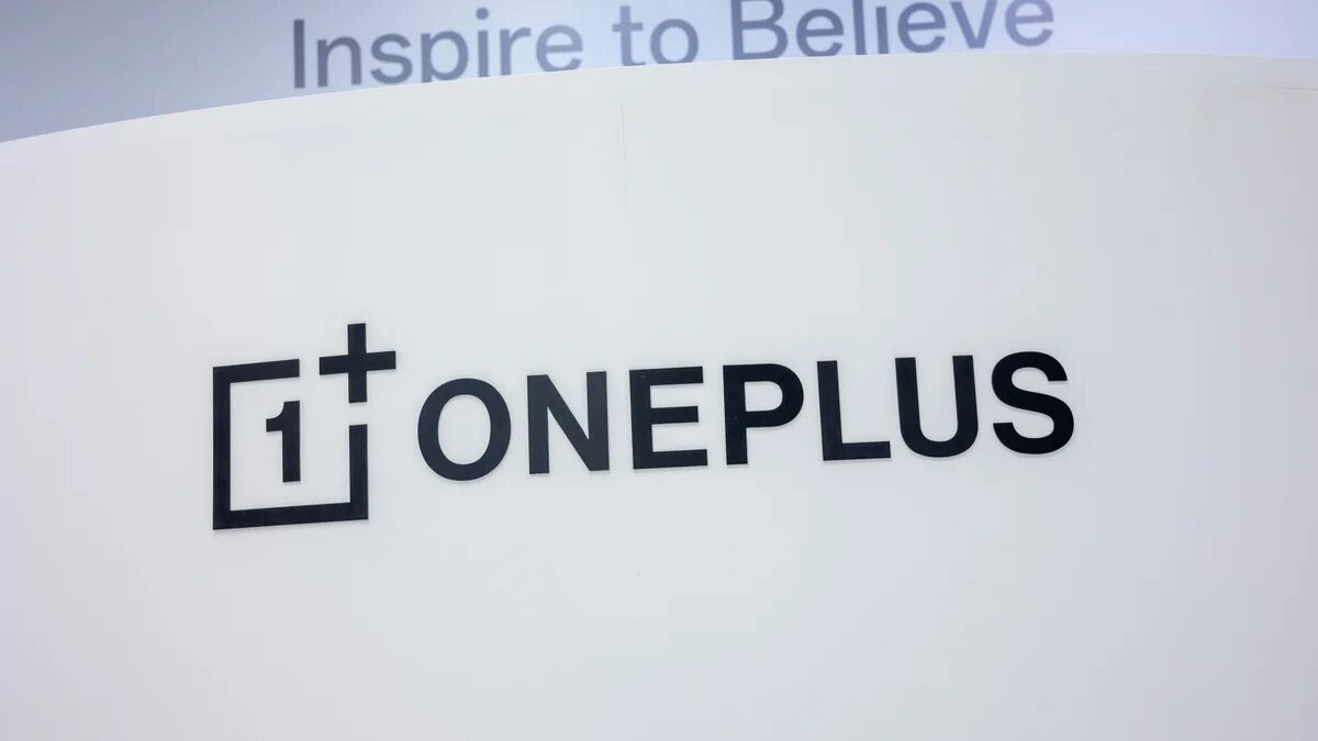 Логотип OnePlus с чёрным крестиком на белом фоне