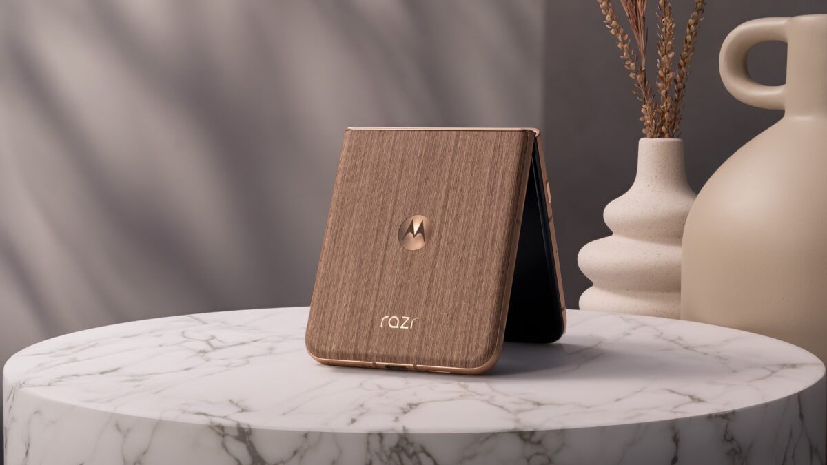 Мобильный телефон Motorola Razr 60 Ultra на столе
