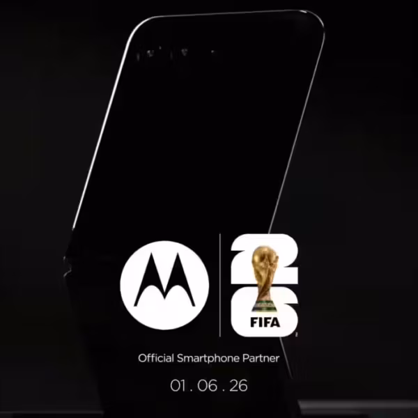 Складной смартфон Motorola Razr в черном цвете на затемненном фоне