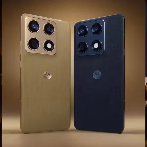 Два смартфона Motorola Signature с фокусом на камерах, тонкие корпуса на нейтральном фоне