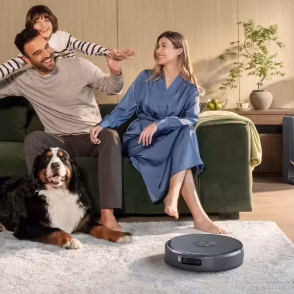 Семья с детьми и собакой у робот-пылесоса Narwal Flow 2 Ultra на CES 2026