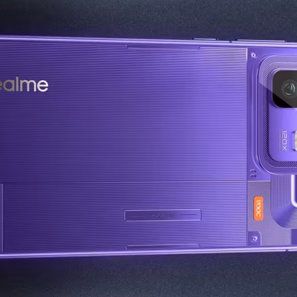 Задняя панель смартфона Realme Neo 8 с камерой и вспышкой