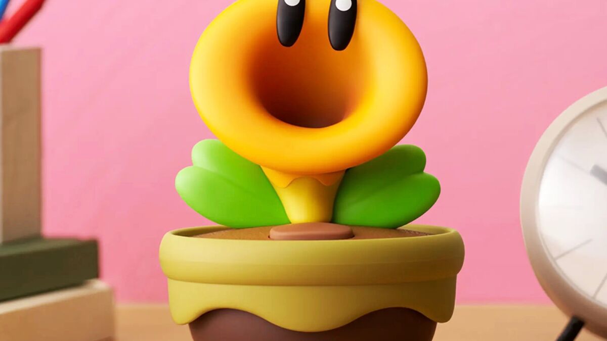 Пластиковый говорящий цветок из Super Mario как гаджет Nintendo на столе