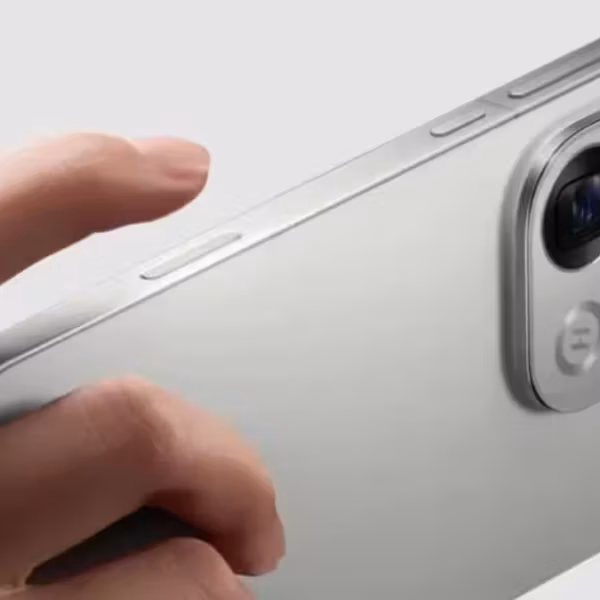 Ручка держит смартфон Oppo Find X9s с тремя камерами