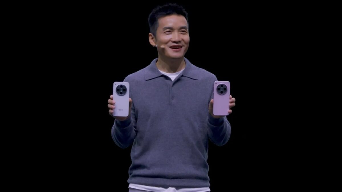 Пит Лау на презентации OnePlus: держит два смартфона OnePlus на сцене бренда