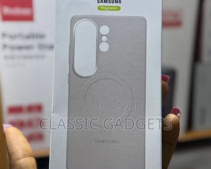 Показан синий силиконовый чехол с магнитным креплением для Samsung Galaxy S26 Ultra крупным планом