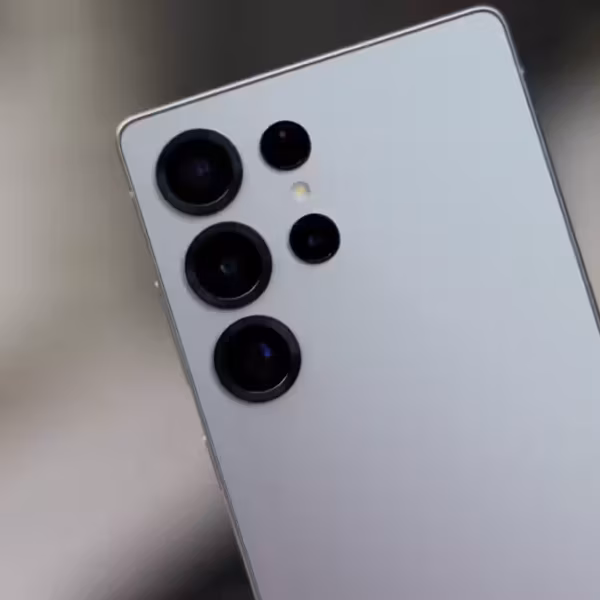 Камера Samsung Galaxy S26 Ultra в фиолетовой расцветке с пятью объективами на задней панели