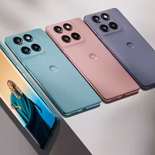 Моторола Edge 70 Fusion с тремя фотообъективами на задней панели