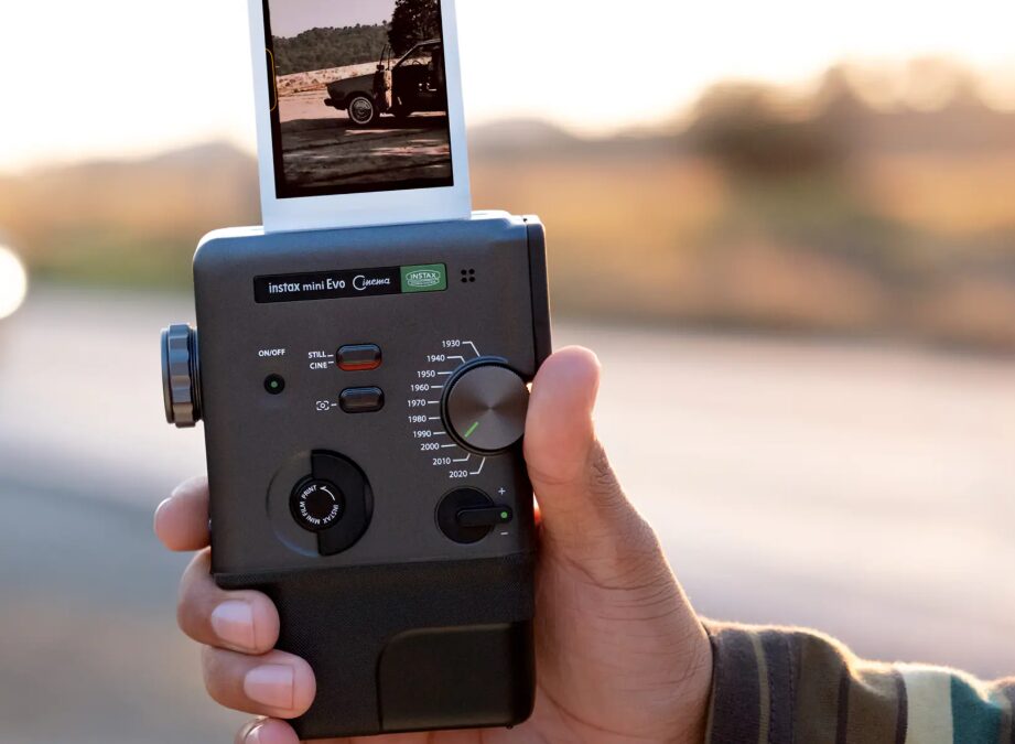 Ручка камеры Fujifilm instax mini Evo Cinema в руке
