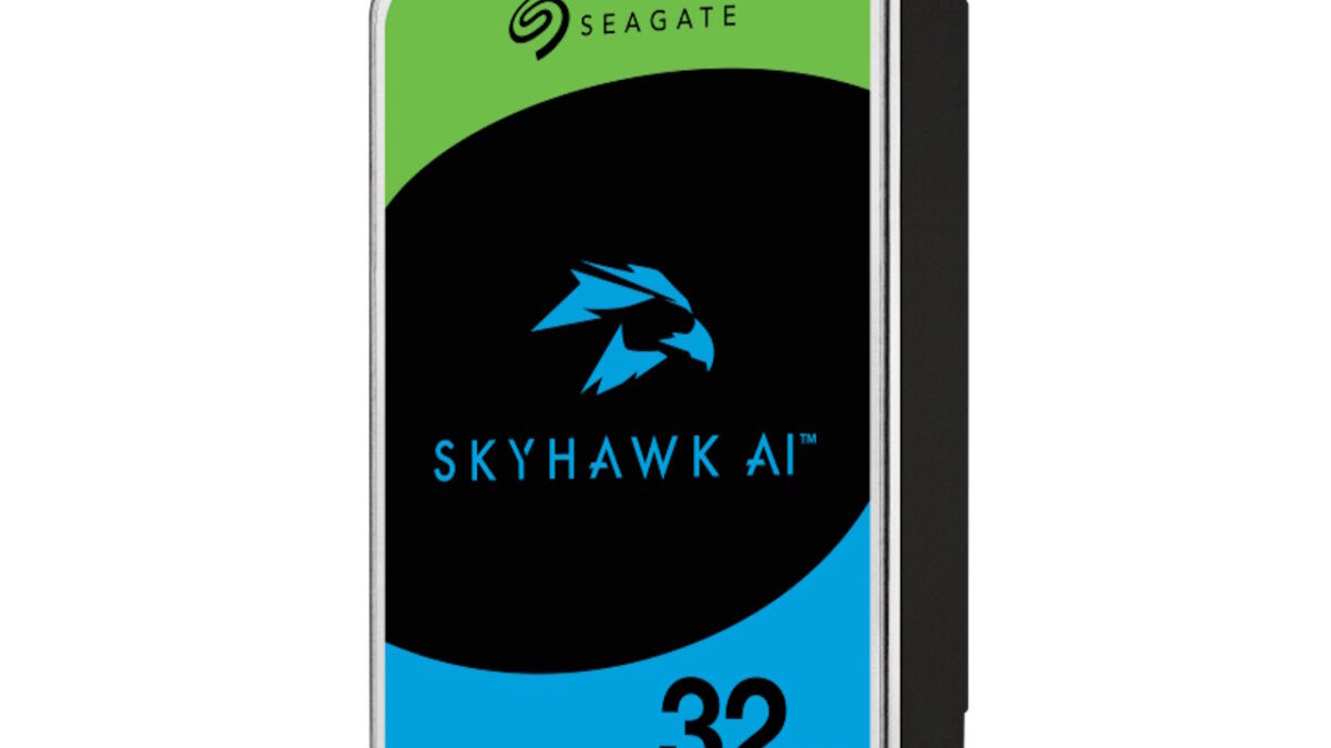Жёсткий диск Seagate SkyHawk AI 32 ТБ вид спереди с логотипом и ёмкостью