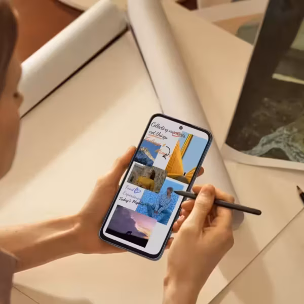 Пользователь рисует на смартфоне TCL NxtPaper 70 Pro