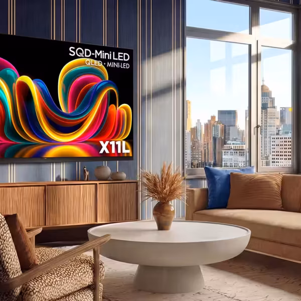 Современный телевизор TCL X11L с ярким дисплеем у окна