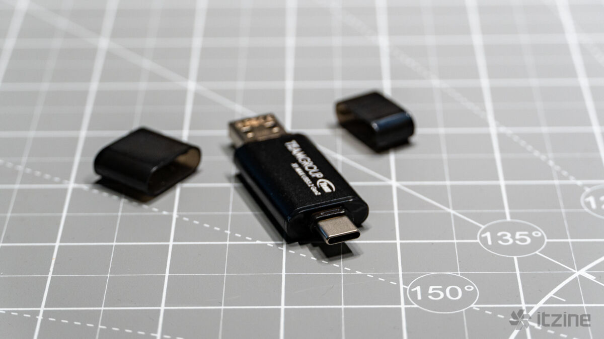 USB флешка TeamGroup X1 Max с двумя разъёмами на сером фоновом покрытии