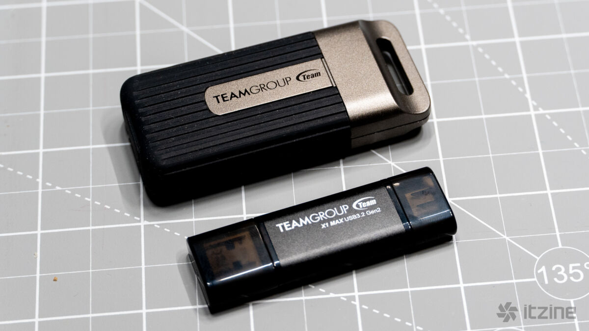 USB-флешка TeamGroup X1 Max с двумя разъемами на сером фоне