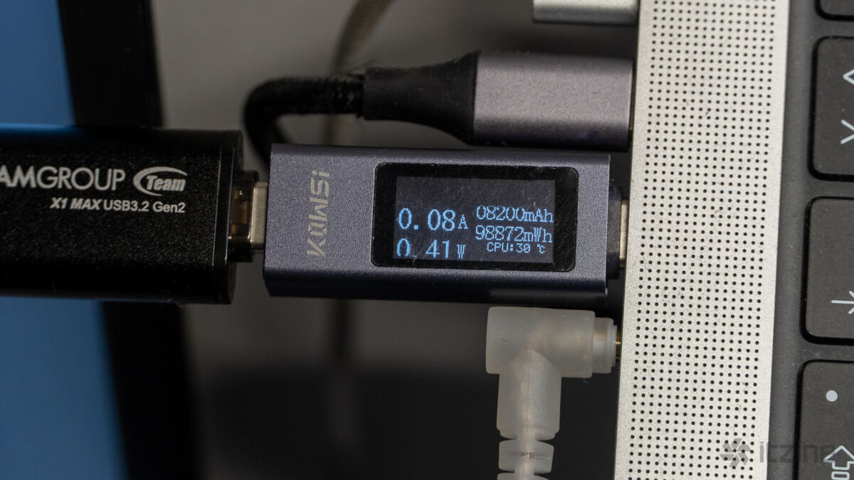 USB-накопитель TeamGroup X1 Max подключен к компьютеру