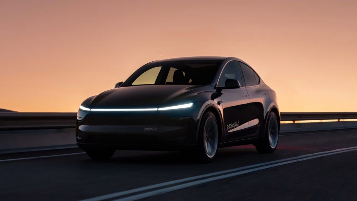 Tesla Robotaxi на дороге: светодиодные фары и футуристический дизайн на фоне закатного неба