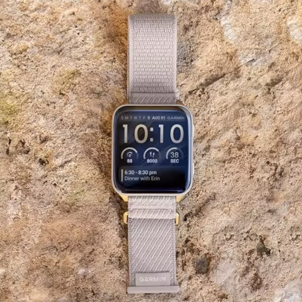 Умные часы Garmin Venu X1 в расцветке Soft Gold с цветным корпусом и ремешком на руке