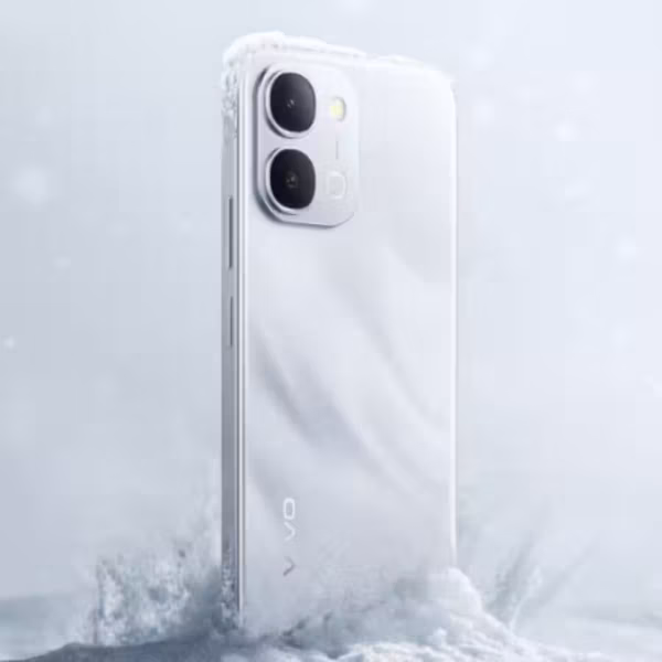 Смартфон Vivo Y500i белого цвета на снегу с зимним дизайном и логотипом