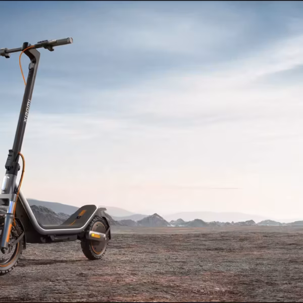 Xiaomi Electric Scooter 6 — электросамокат на открытом пространстве