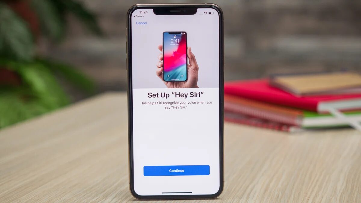 Интерфейс настройки Siri на iPhone: экран обновлённого ассистента iOS 26.4 и кнопка «Продолжить»