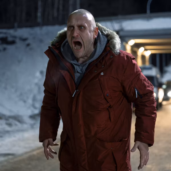Кадр из интерактивного сериала «Резервация» от «Кион»: герой в красной куртке на ночной улице