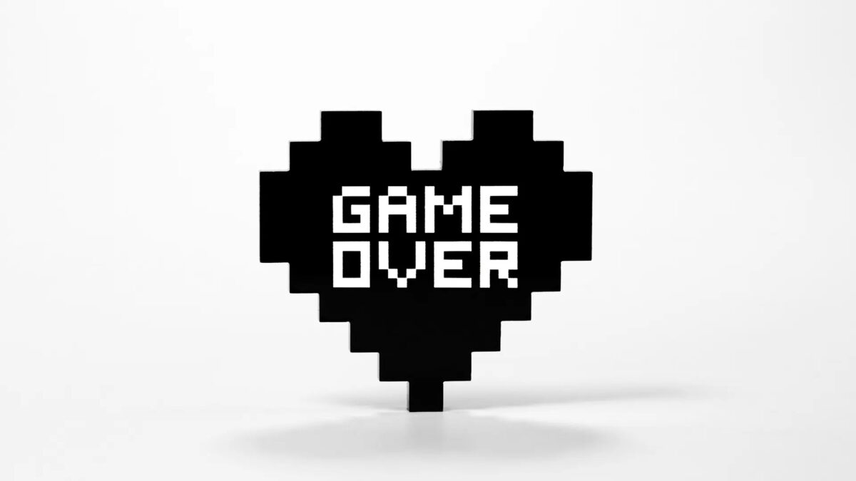 Пиксельное черное сердце с надписью GAME OVER на фоне, иллюстрация к финалу техкомпаний