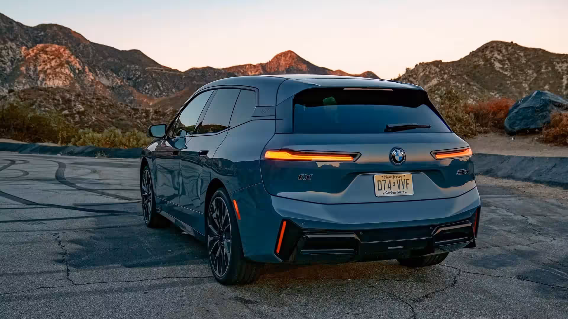 Электрическая машина BMW iX M60 с задним видом