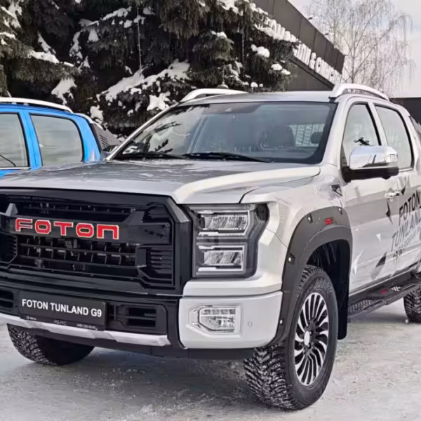 Белый пикап Foton Tunland G9 с крупной решеткой радиатора и шинами для зимней езды