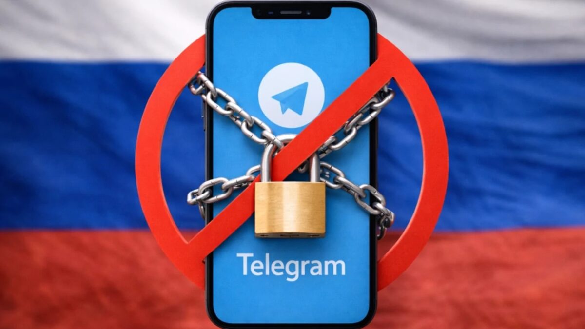 Смартфон с приложением Telegram, заблокированный цепью и замком на мобильном устройстве