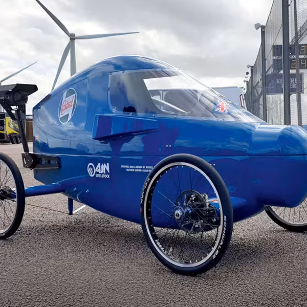 Гоночный трек Bluebird Aero с голубым корпусом и колесами