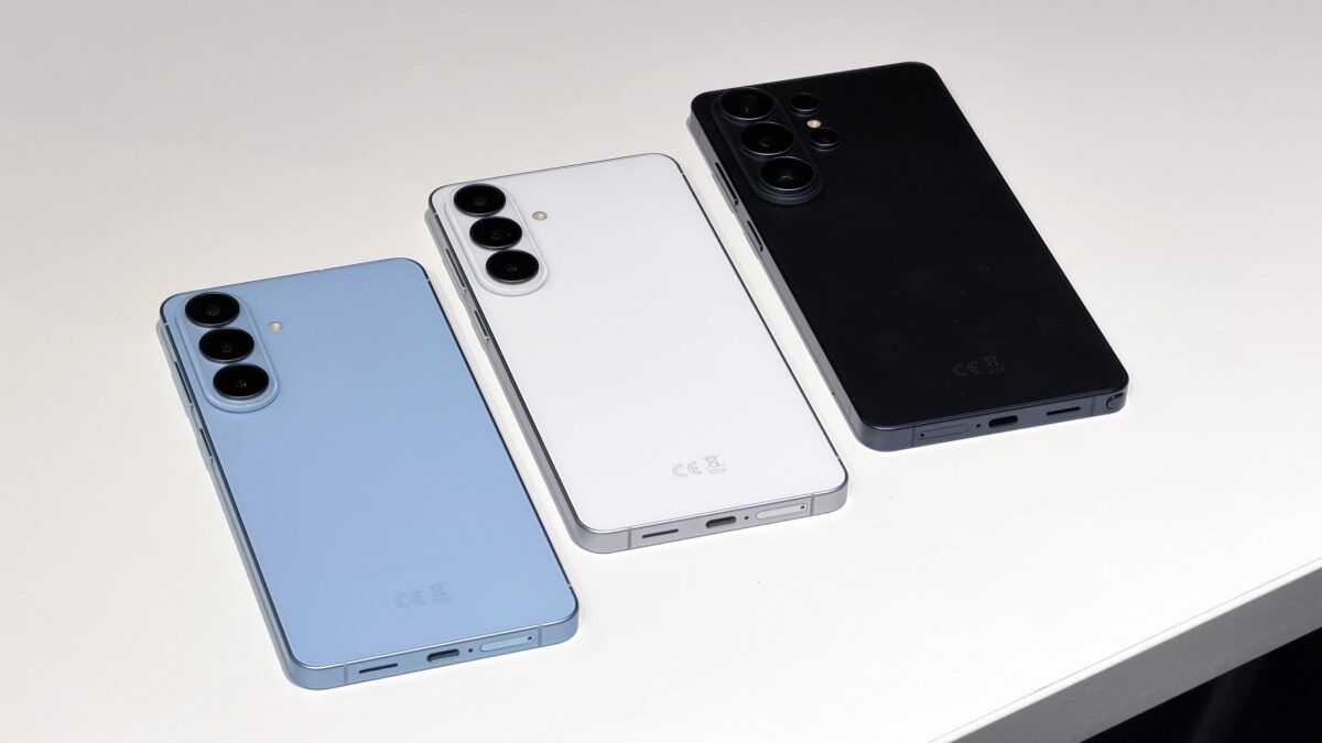 Три смартфона Samsung Galaxy A серия на белом столе