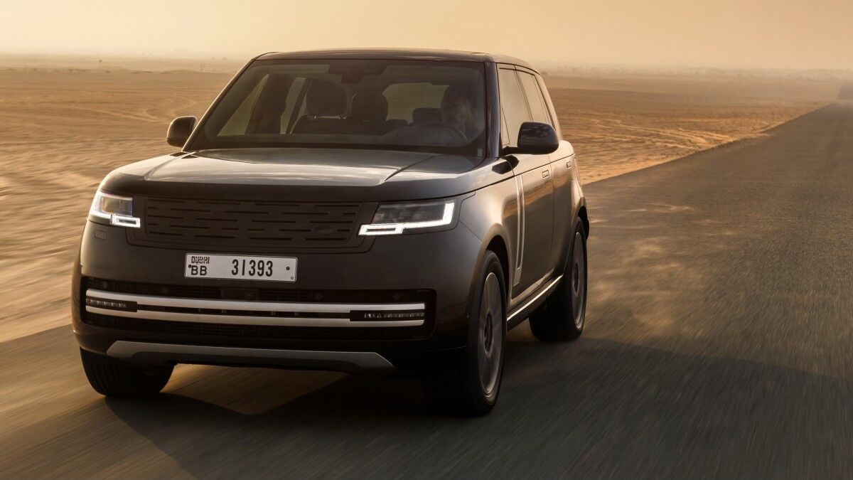 Электрический кроссовер Land Rover на дороге в пустыне перед запуском новой модели