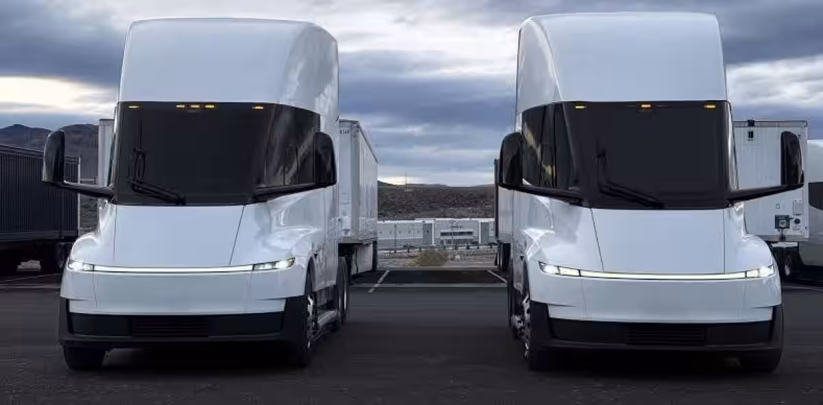 Два электрогрузовика Tesla Semi спереди на парковке